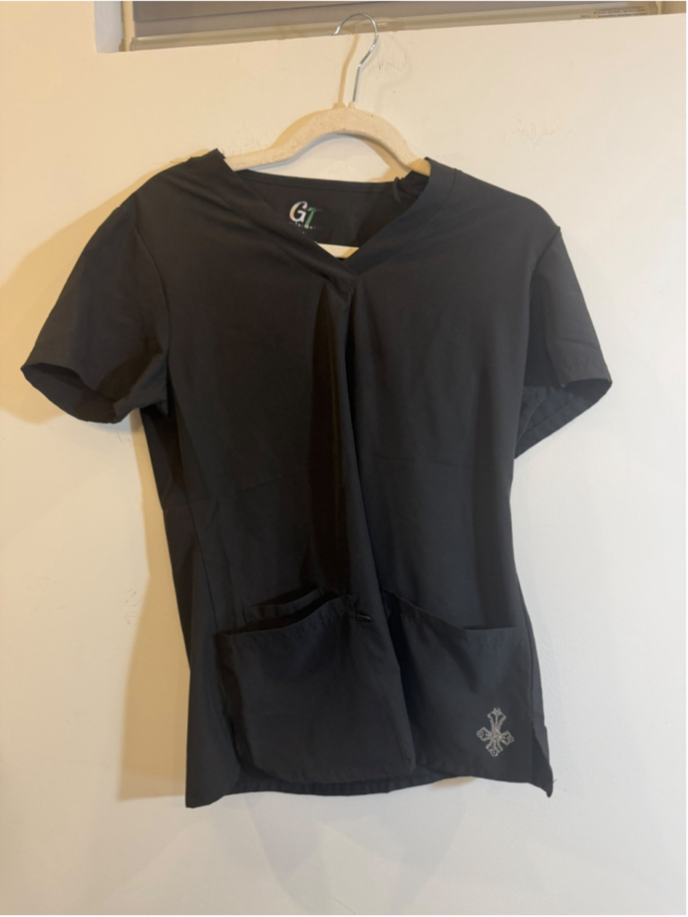 GT Performance Black Medical Scrub Top V-Neck Small Rhinestone Cross #F